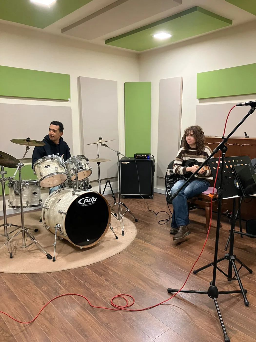 Band Lab adulti a Tivoli: prova di musica d’insieme con batteria e chitarra