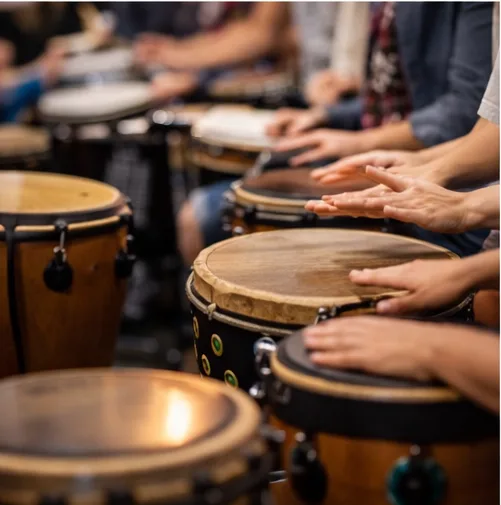 Dettaglio mani su tamburo durante un Drum Circle