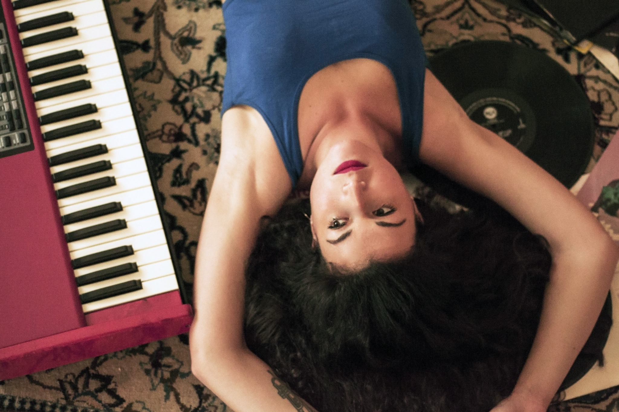 Giulia Lorenzoni accanto a un pianoforte